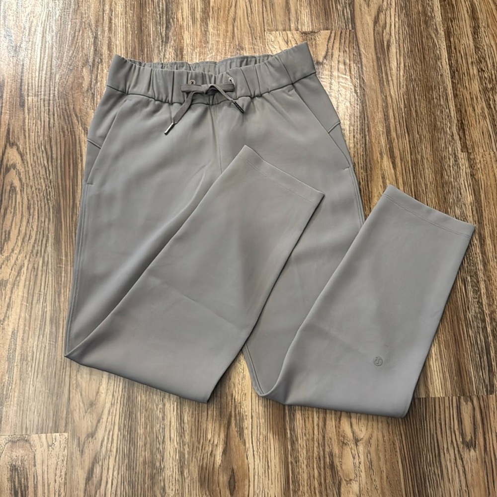NWOT Lululemon On the Fly 7/8 woven pants - size 2 olive color